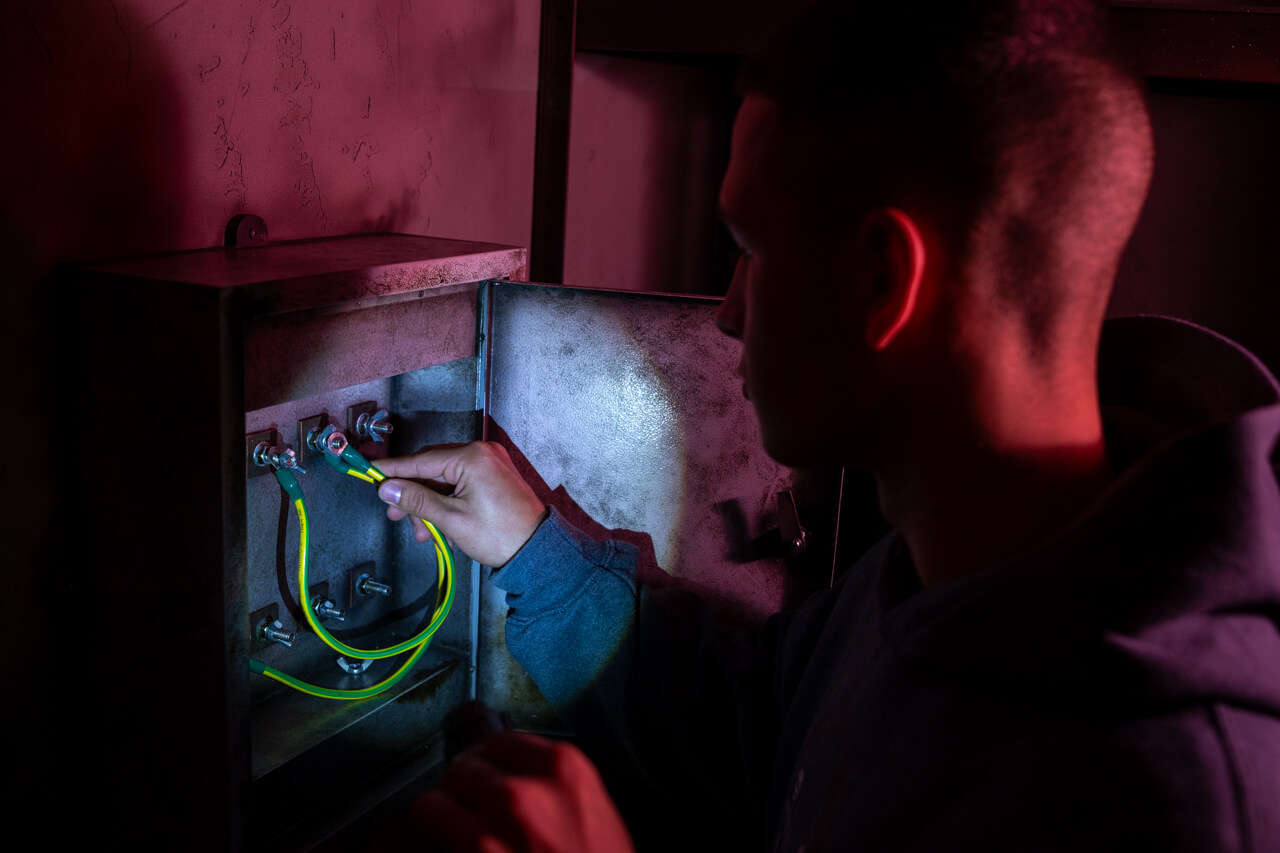 temná miestnosť plná spór a zničeného vybavenia – escape room